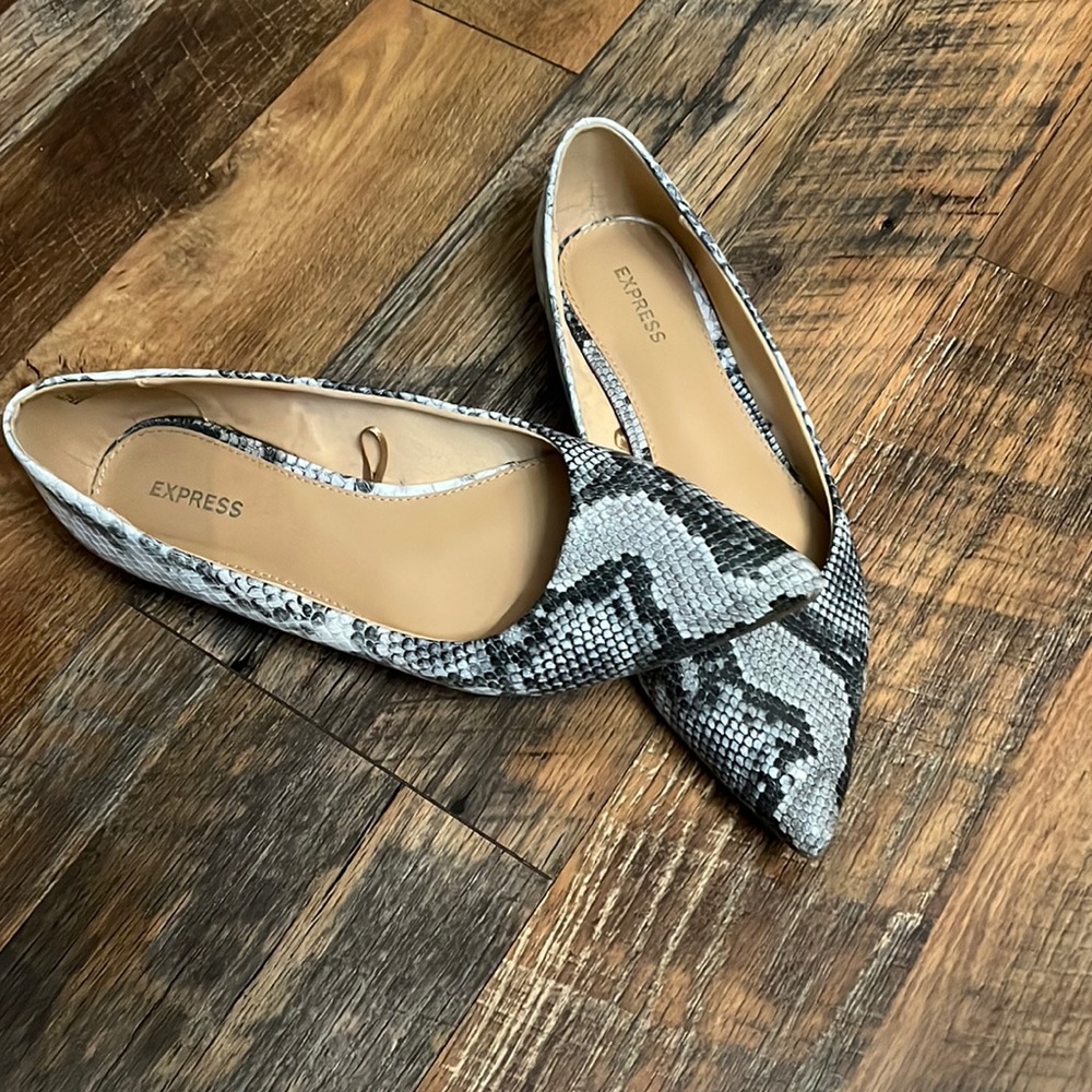 Pointy toed flats
